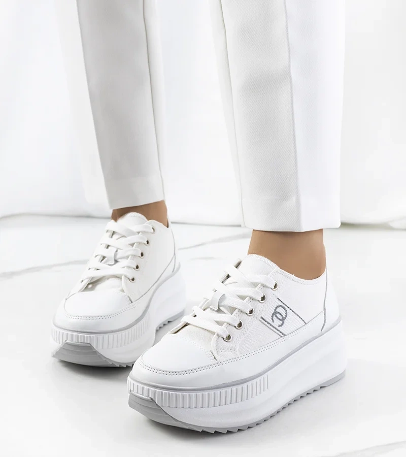Białe sneakersy na wysokiej podeszwie Barsu
