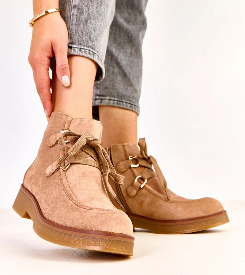 Beżowe botki ocieplane z ozdobnymi sznurówkami Katrins