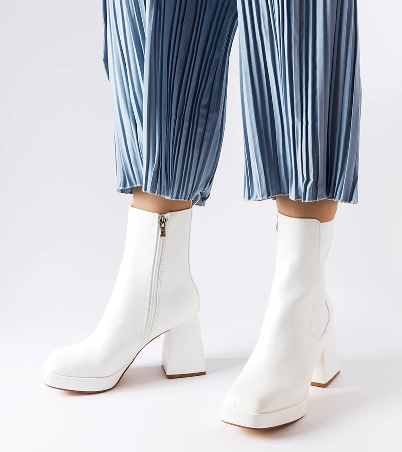 Białe botki na masywnym słupku Watson