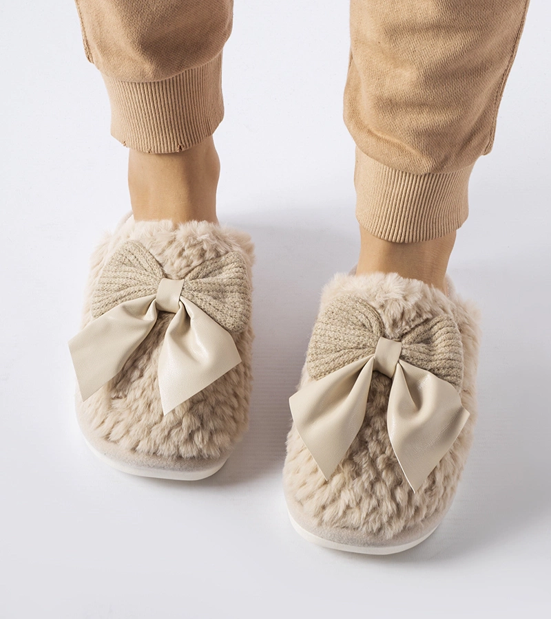 Beżowe kapcie z eleganckimi kokardami Macaria