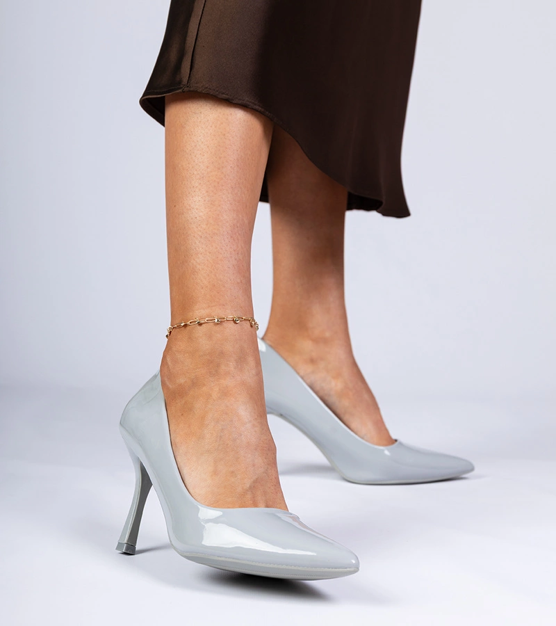 Szare lakierowane czółenka na szpilce Satium