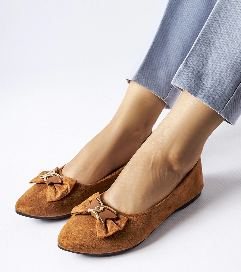 Brązowe balerinki ze szpiczastym noskiem Jetté