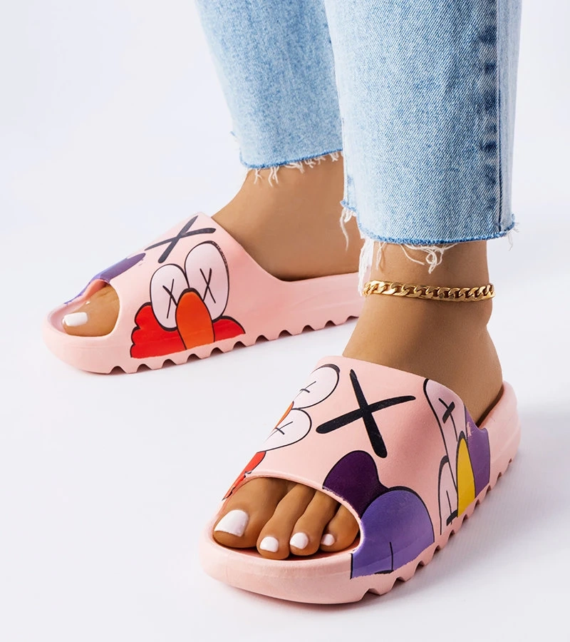 Różowe klapki z bieżnikiem i nadrukami Lindale