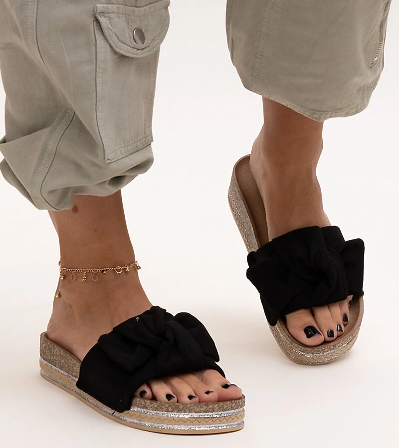 Czarne klapki na masywnej podeszwie Peletra