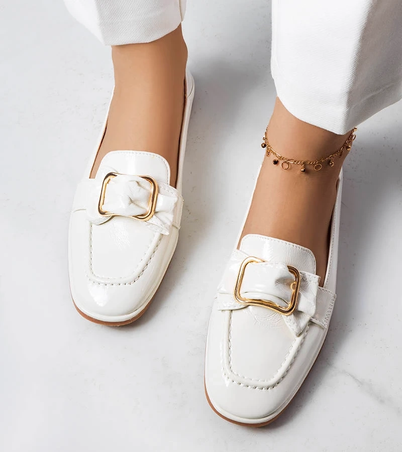 Białe lakierowane mokasyny z klamrą Erica