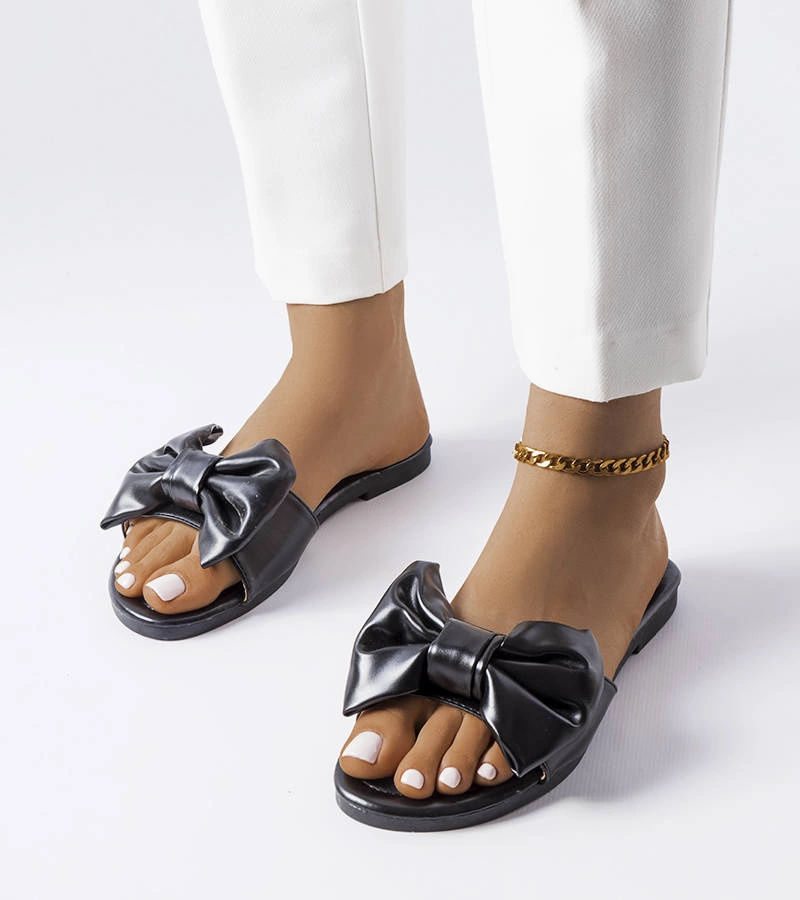 Czarne eleganckie klapki z kokardą Garnier