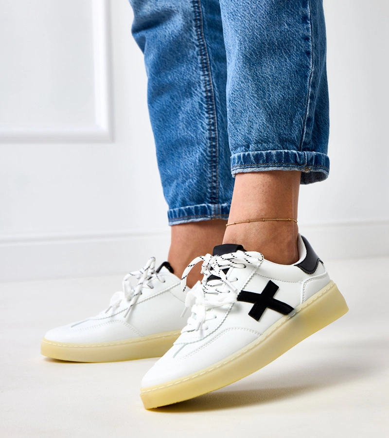 Białe sneakersy na platformie z czarną wstawką Eriksen