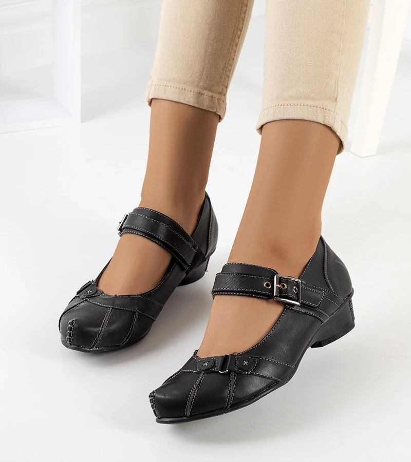 Czarne czółenka zapinane na pasek Gomez