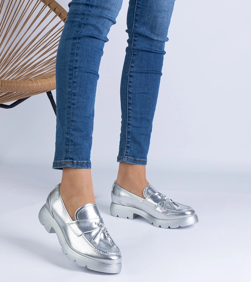 Srebrne półbuty klasyczne z frędzlami  Esitta