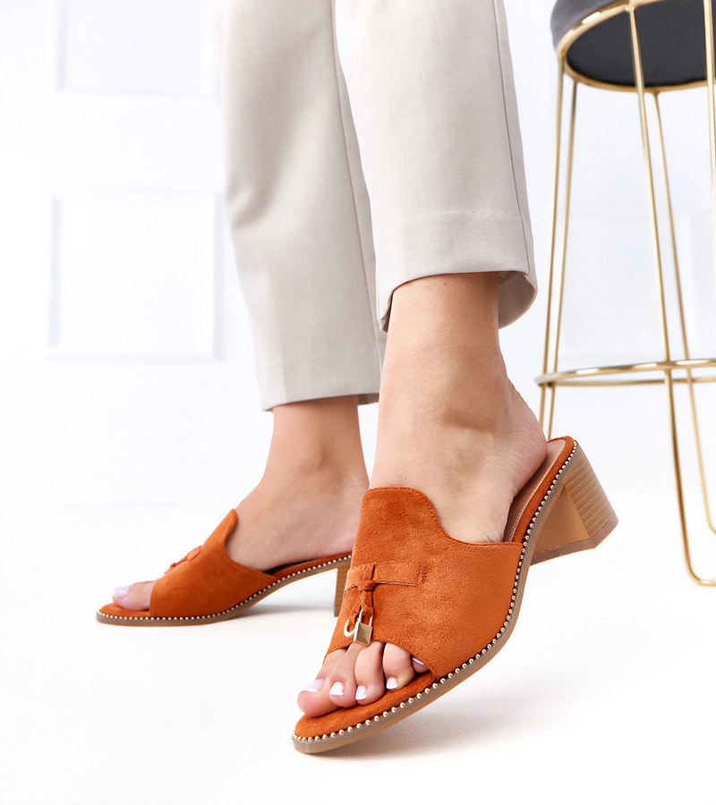 Brązowe klapki na słupku z ozdobą na pasku Gariend