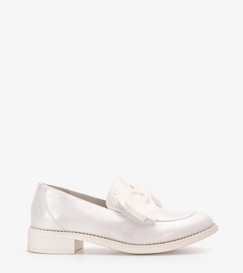 Białe półbuty z kokardką Bizier