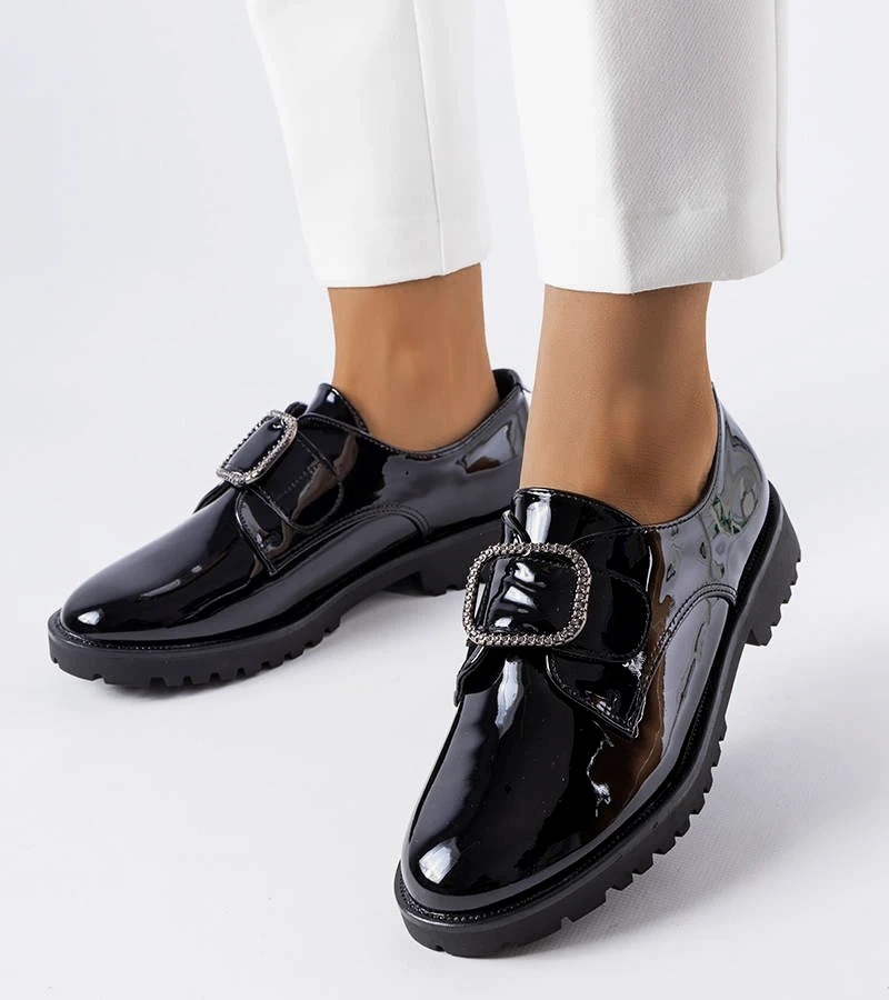 Czarne lakierowane półbuty z klamerką Jarisile