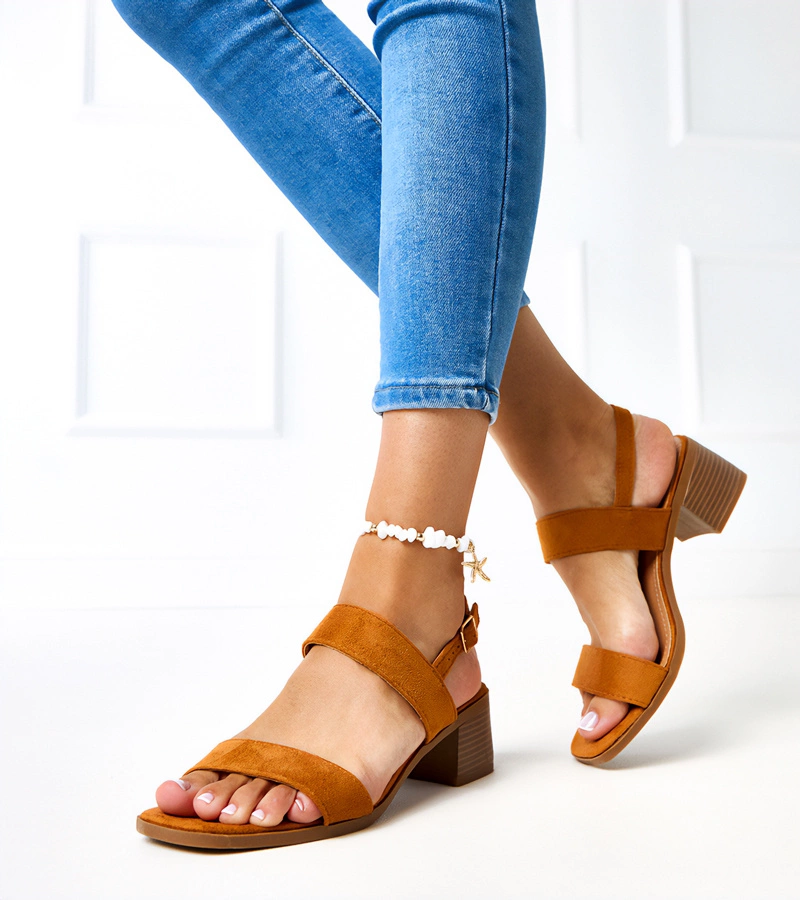 Brązowe sandałki na słupku Yakota