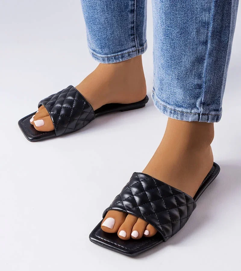 Czarne eleganckie klapki z pikowaniem Labrie