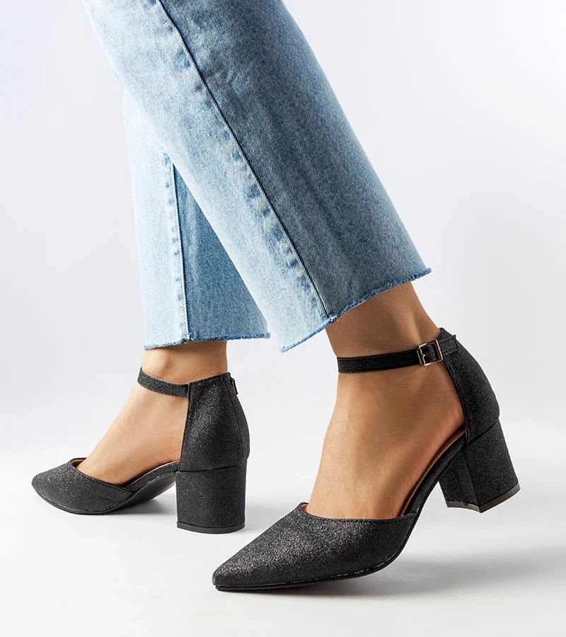 Czarne czółenka na niskim słupku Sttele