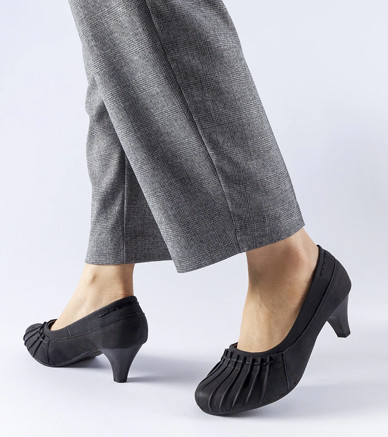 Czarne czółenka z marszczeniem Santro