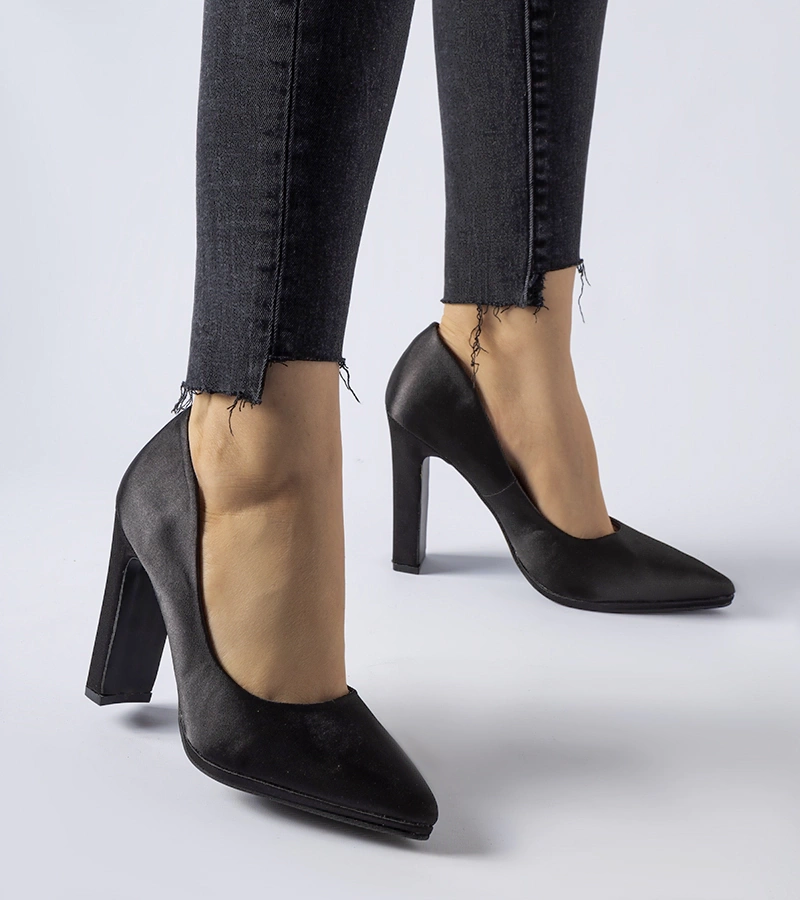 Czarne satynowe czółenka na słupku Rivers