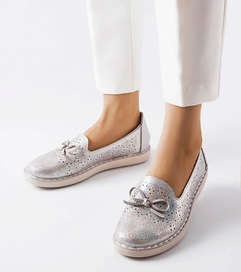 Szare błyszczące mokasyny z ażurowym wzorem Elodia