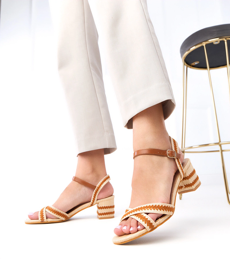 Brązowe sandały na słupku zapinane na kostce Markot