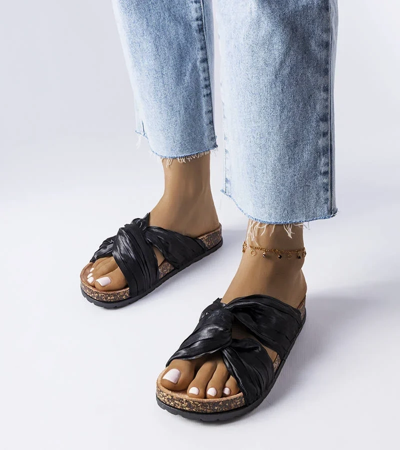 Czarne klapki zdobione materiałem Fresne