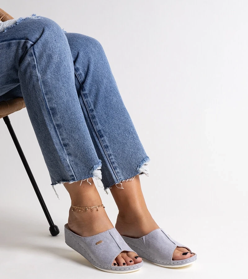 Szare klapki na koturnie Semretana