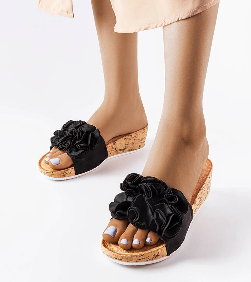 Czarne klapki na koturnie Estella