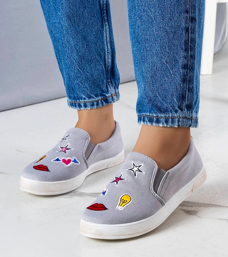 Szare tenisówki materiałowe z naszywkami Anais