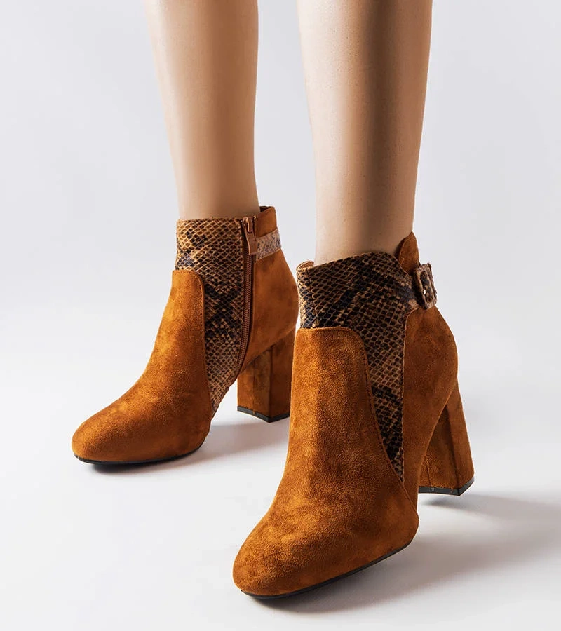 Brązowe botki w wężową wstawkę eko zamsz Daamen