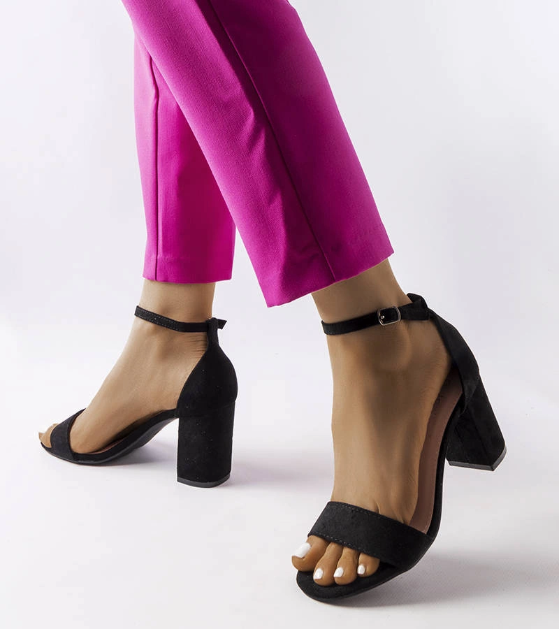 Czarne sandałki na niskim słupku Lourna