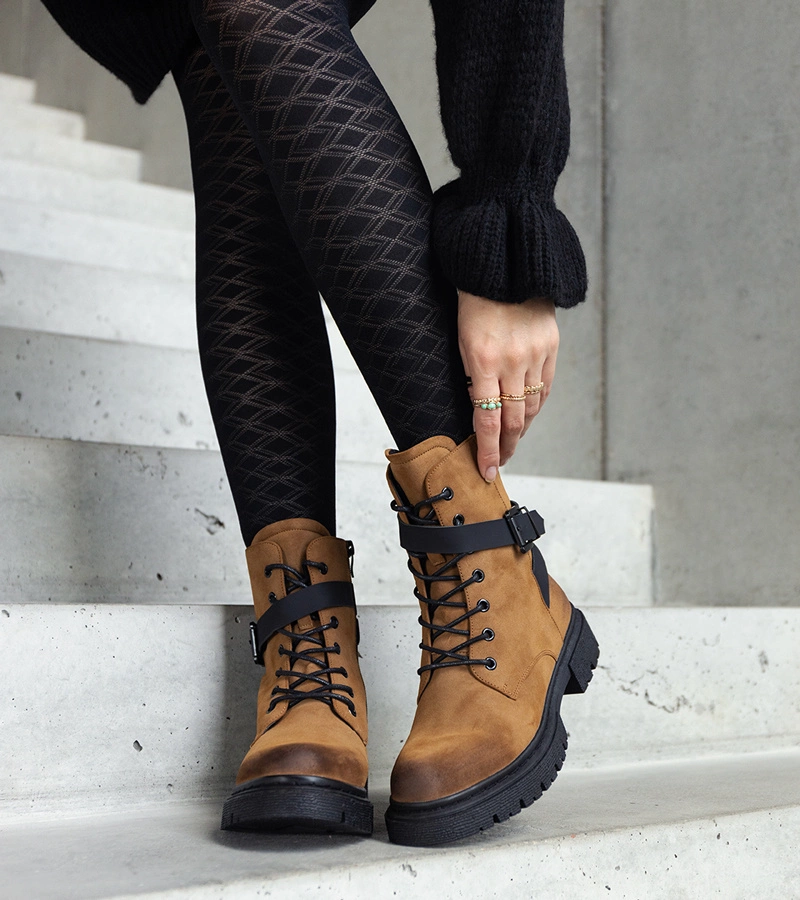 Brązowe ocieplane traperki z przetarciami i paskiem Kneesa