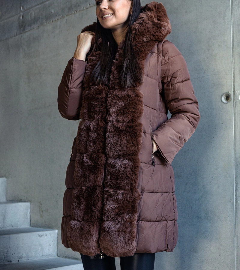 Brązowa kurtka pikowana z odpinanymi rękawami zdobiona futerkiem Louis