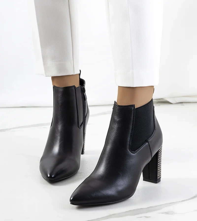 Czarne botki na słupku Rochdale