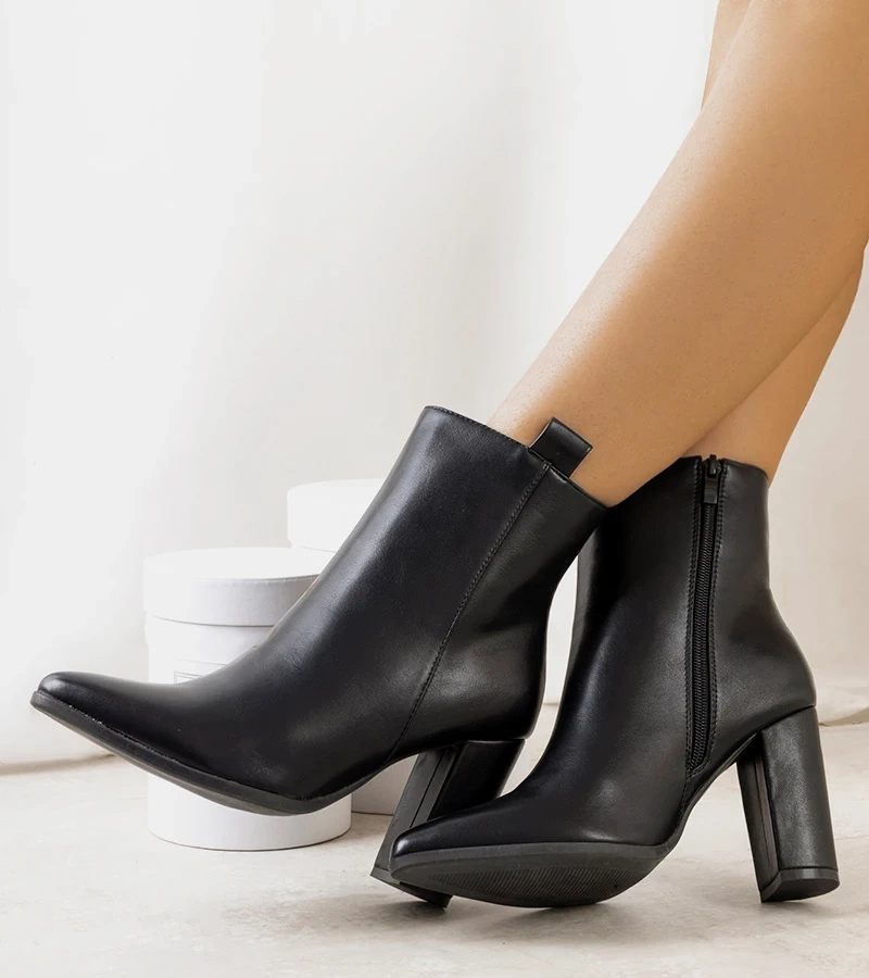 Czarne  botki na słupku Eduar