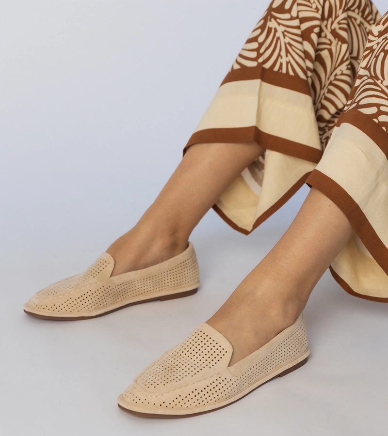 Beżowe mokasyny ażurowe z ekozamszu Stanila