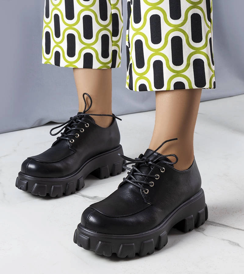 Czarne półbuty na masywnej podeszwie Lynn