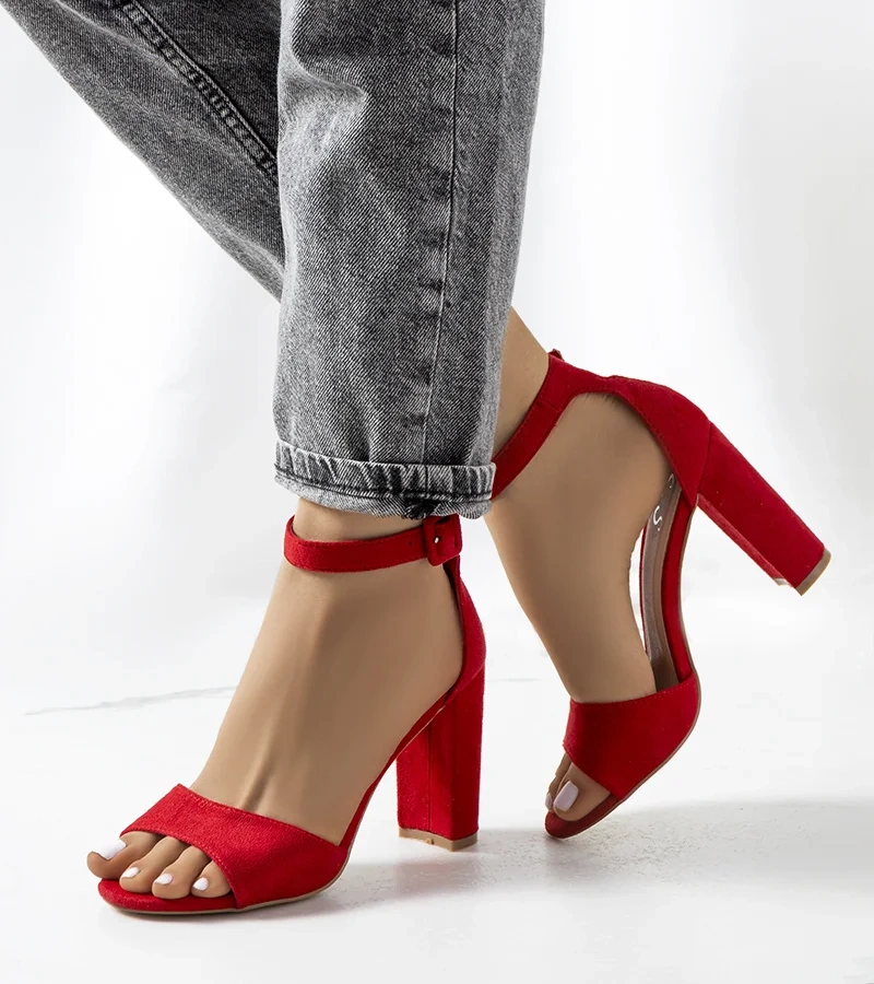 Czerwone sandały na słupku Doyle