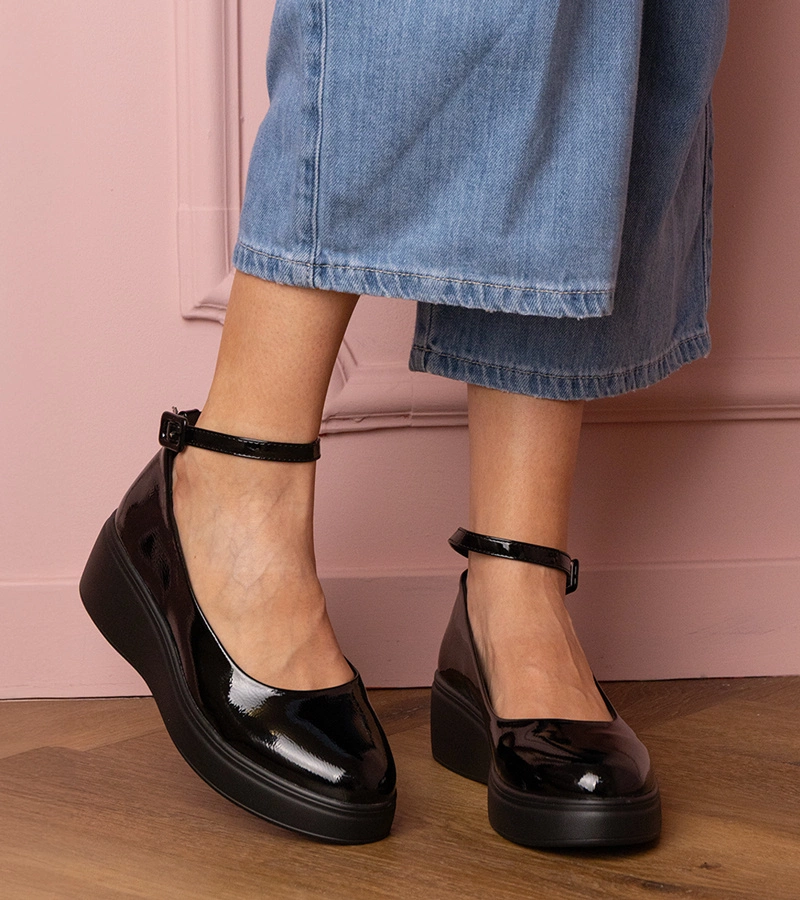 Czarne półbuty lakierowane na platformie Tanga