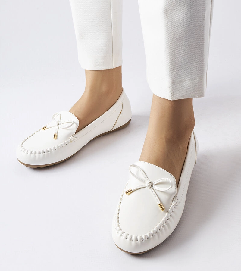 Białe mokasyny z kokardką Via Foria