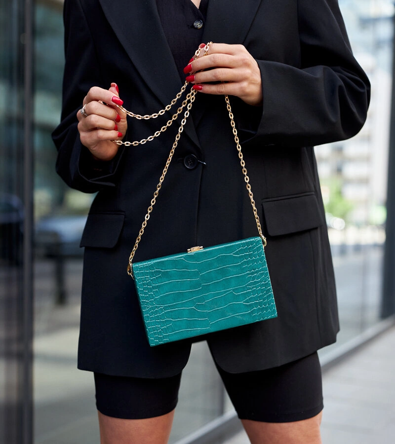 Zielona torebka typu ,,kuferek'' na łańcuszku Dratche