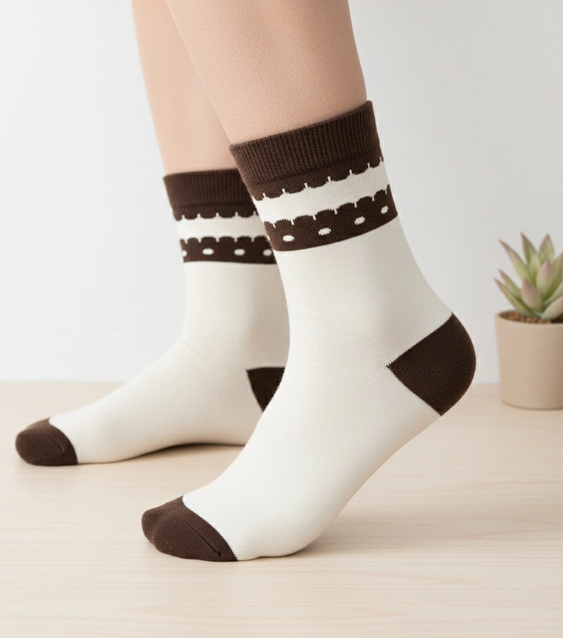 Beżowe ciepłe skarpetki z brązowym akcentem Sella
