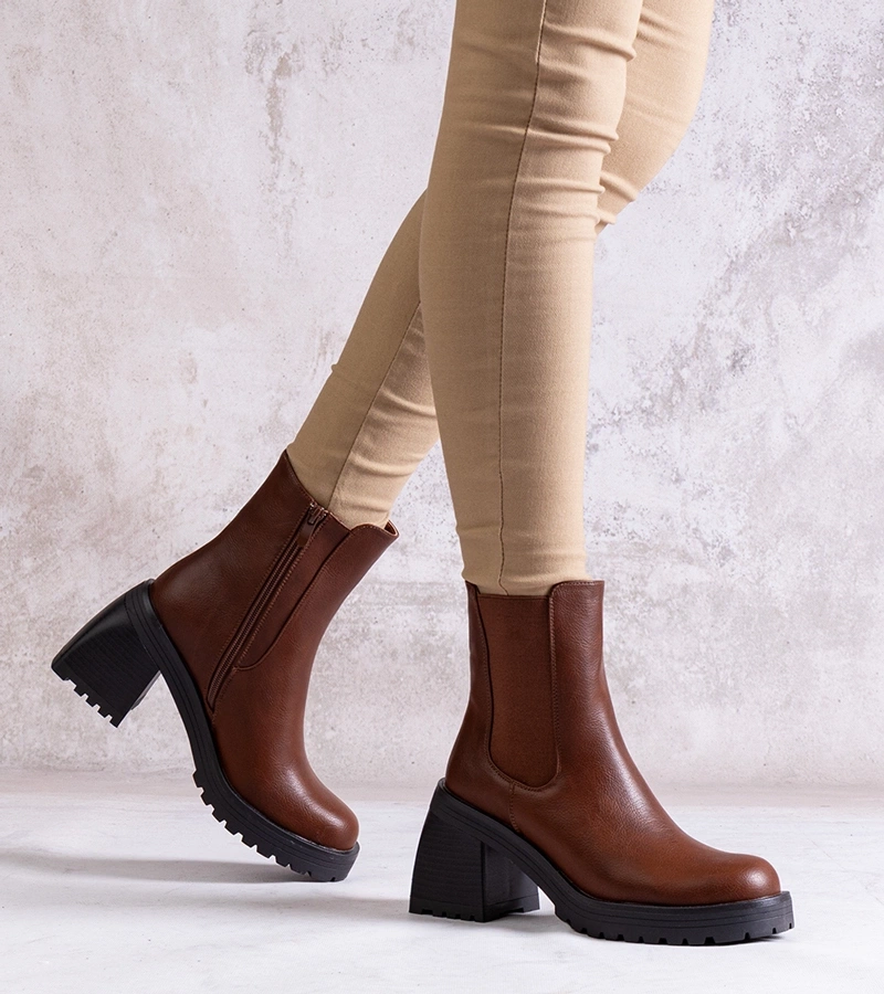 Brązowe botki damskie na słupku z eko skóry Ariane