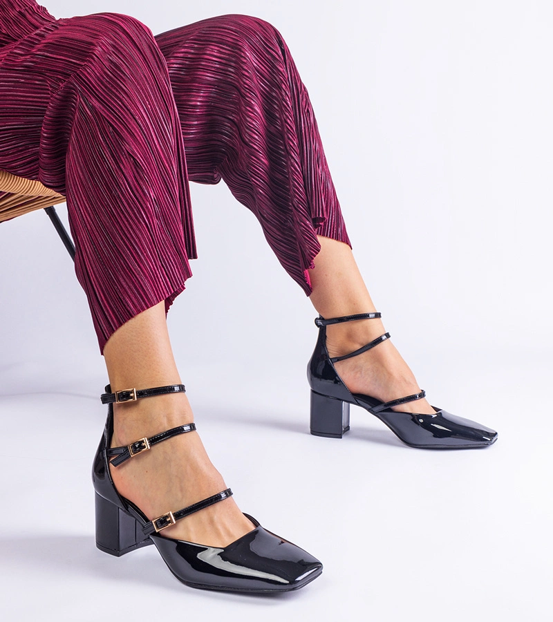 Czarne czółenka lakierowane na słupku ze sprzączkami Kamola