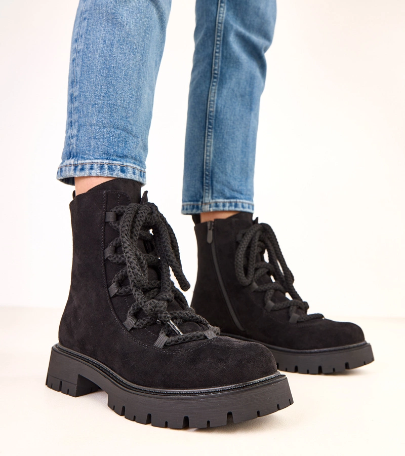 Czarne botki z ozdobną sznurówką Gabria