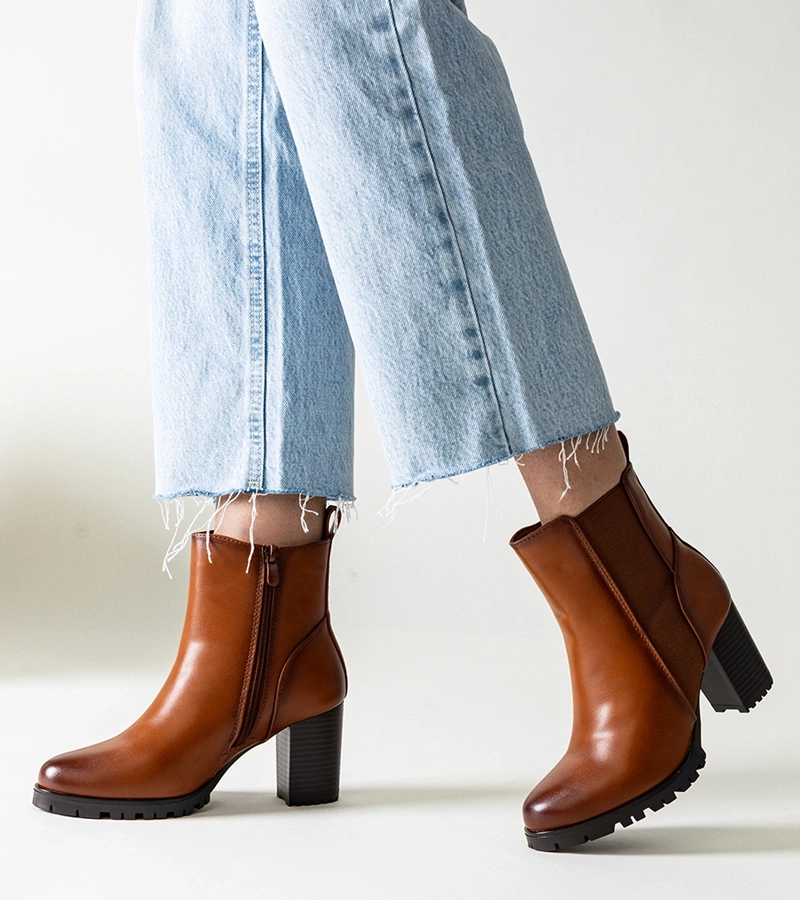 Brązowe botki na słupku z eko skóry Zinah