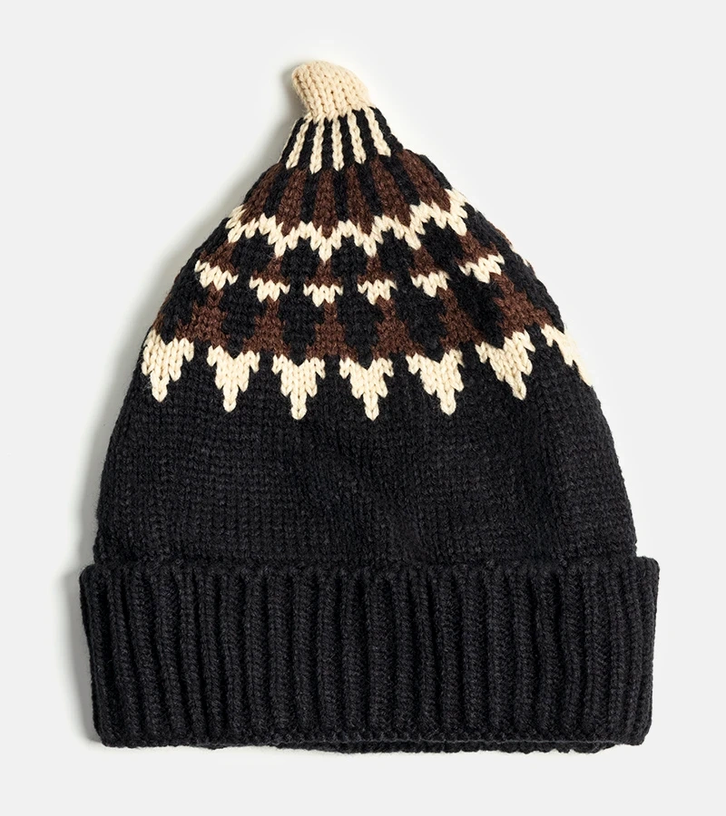 Czarna czapka ze wzorami Abner