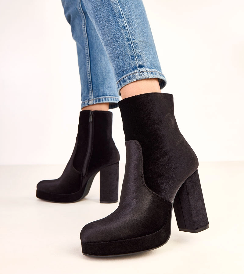 Czarne botki na słupku z połyskiem Asanda