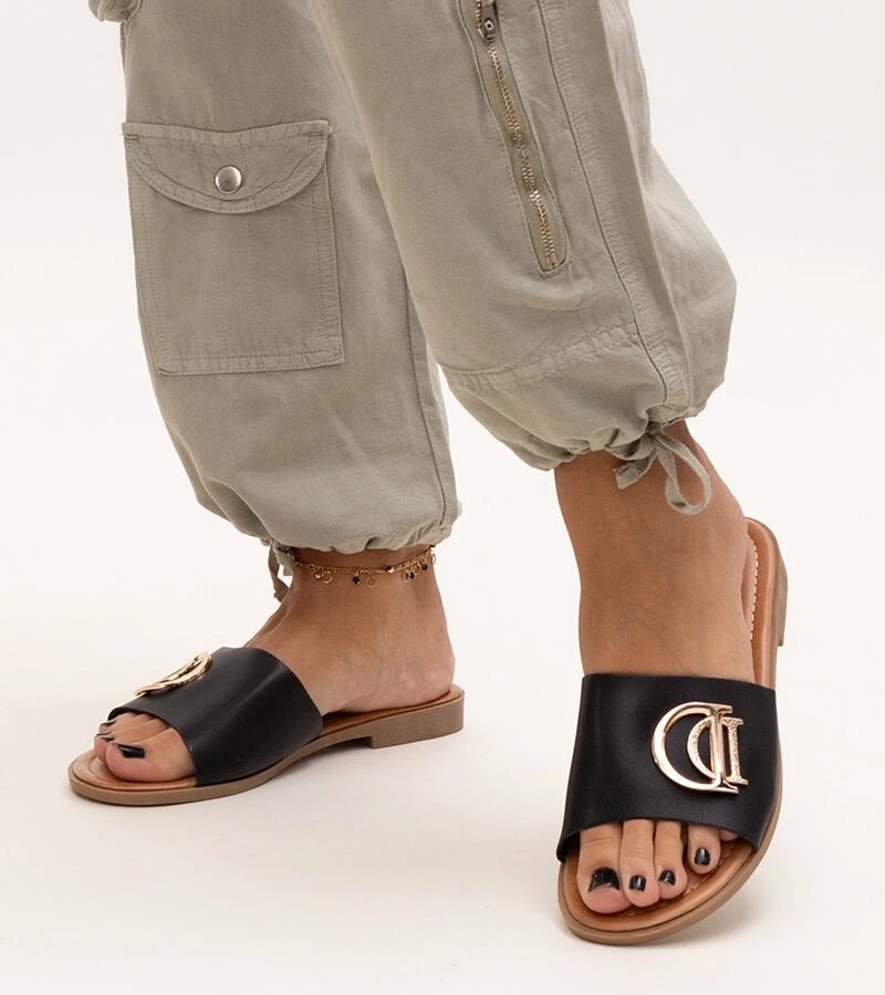 Czarne klapki z klamerką Almeita