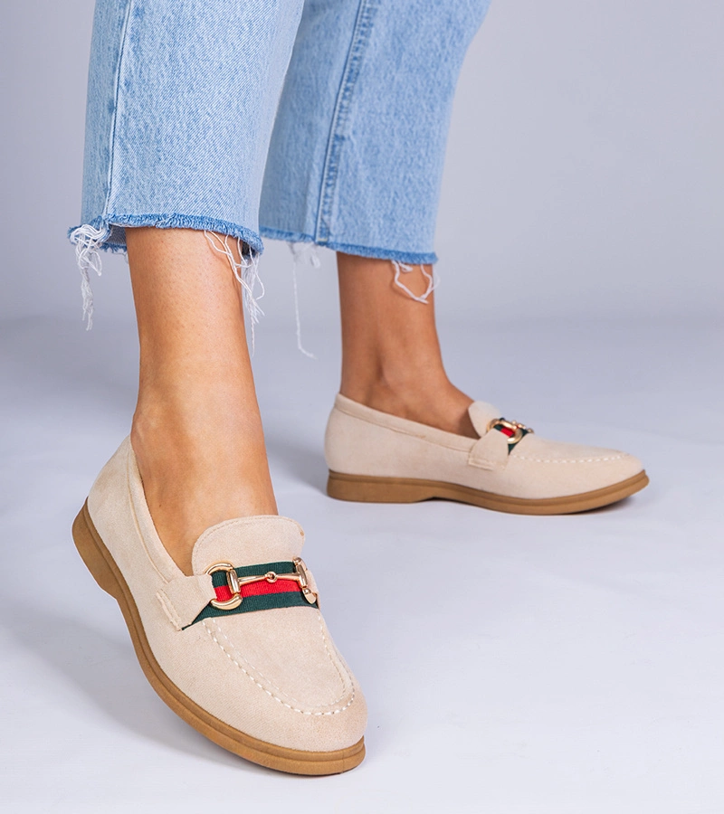 Beżowe mokasyny z ekozamszu ze złotą ozdobą Daliana