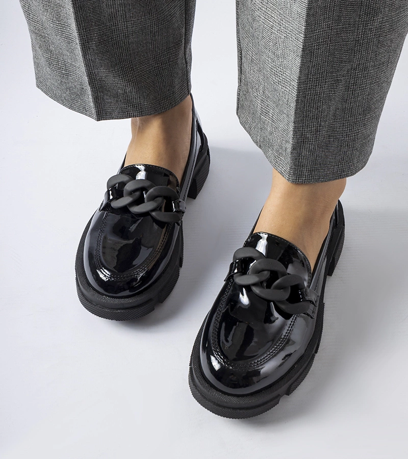 Czarne lakierowane mokasyny z łańcuchem Suelli