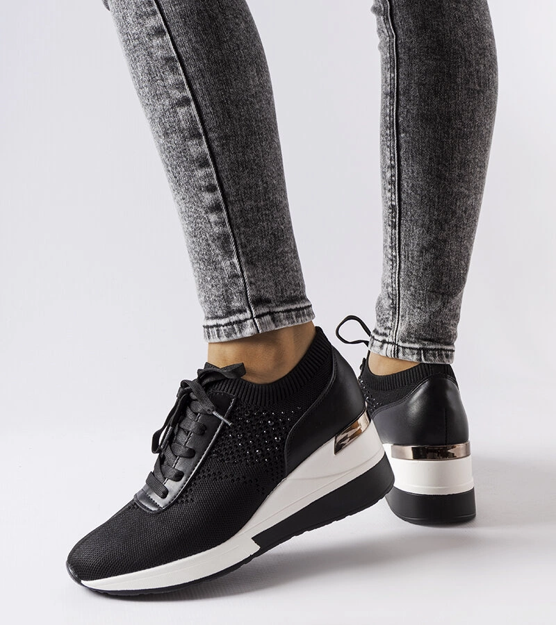 Czarne sneakresy na koturnie z cyrkoniami Vala